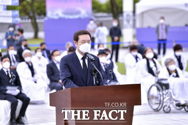 이용섭 광주시장이 17일 오전 북구 운정동 국립5·18민주묘지에서 열린 '제41주년 5·18민주화운동 추모제'에 참석해 추모사를 하고 있다./광주시 제공