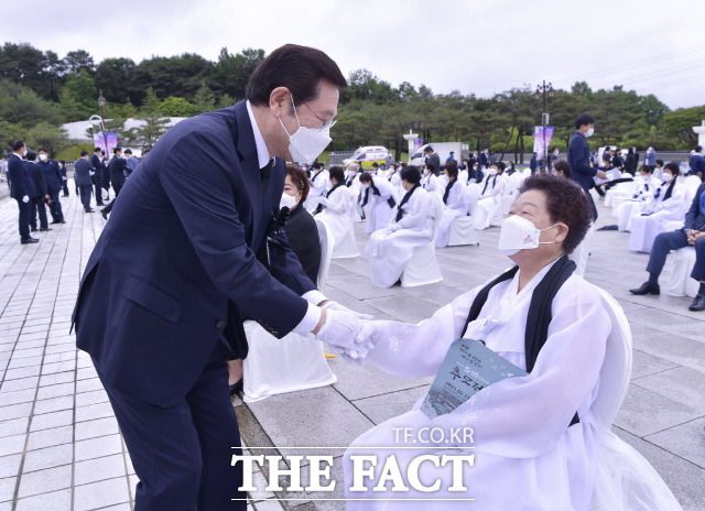 이용섭 광주시장이 17일 오전 북구 운정동 국립5·18민주묘지에서 열린 '제41주년 5·18민주화운동 추모제'에 참석해 안성례 전 오월어머니집 관장을 위로하고 있다./광주시 제공