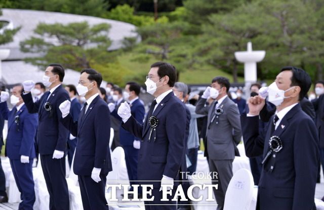 이용섭 광주시장이 17일 오전 북구 운정동 국립5·18민주묘지에서 열린 '제41주년 5·18민주화운동 추모제'에 참석해 '임을 위한 행진곡'을 제창하고 있다./광주시 제공