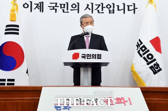 김종인 국민의힘 비대위원장의 광주 방문 이후 야권은 광주를 향한 적극적인 스킨십에 나서고 있다. 지난 4월 8일 있었던 김종인 전 비상대책위원장의 퇴임 기자회견. /남윤호 기자