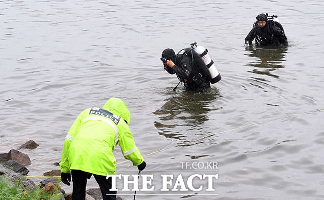 고 손정민 군의 사망 원인 조사가 진행중인 16일 오후 해군 군사경찰이 잠수사들이 서울 반포한강공원 택시 승강장 인근에서 고 손정민 씨 친구의 휴대폰을 수색하고 있다./임영무 기자