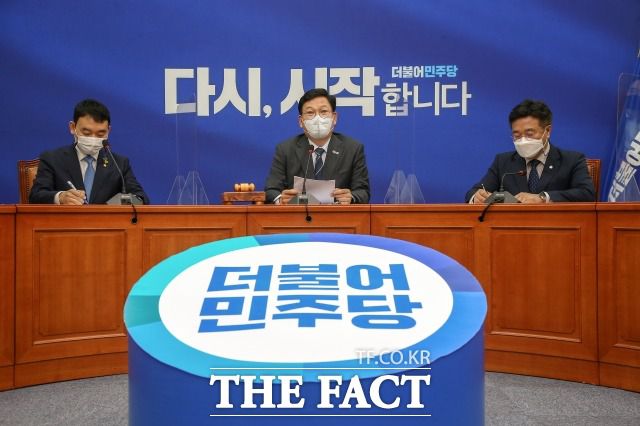 민주당이 최근 LTV 비율 상향 등 부동산 정책을 놓고 내부 공방을 벌이고 있다. 송 대표가 21일 최고위원회의에 참석해 발언하고 있다. /이선화 기자