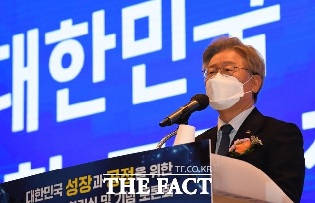 이재명 경기도지사가 최근 대권 행보를 보이면서 친문 의원들의 '친노 후보' 물밑 지원이 이어지고 있다. 이 지사가 지난 20일 대한민국 성장과 공정을 위한 국회 포럼 창립총회에서 축사하고 있다. /남윤호 기자