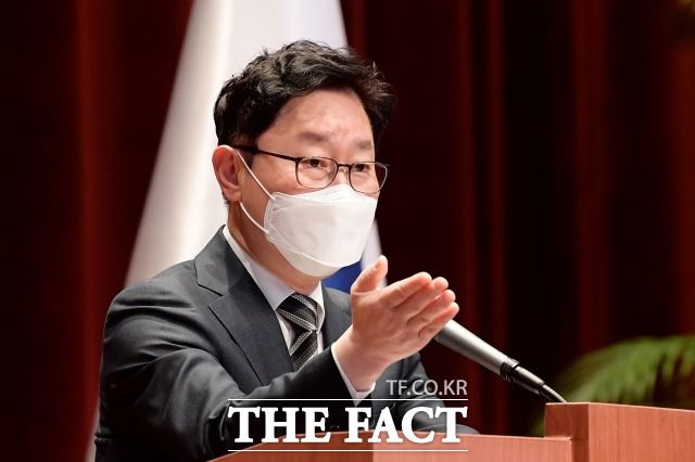 박범계 법무부 장관은 이성윤 서울중앙지검장 공소장 불법 유출 문제를 두고 "위법의 소지가 크다고 본다"며 엄정 대응할 뜻을 거듭 내비치고 있다. /이선화 기자