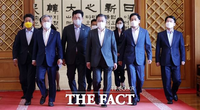 문재인 대통령이 26일 청와대에서 여야 정당 대표들과 간담회장으로 이동하고 있다. 이날 청와대 초청 여야 정당 대표 대화에는 여영국(왼쪽부터) 정의당 대표, 최강욱 열린민주당 대표, 송영길 더불어민주당 대표, 김기현 국민의힘 대표 권한대행, 안철수 국민의당 대표가 참석했다. /뉴시스