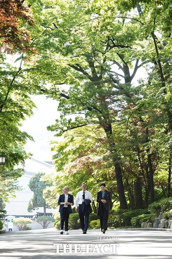 지난 12일 문재인 대통령이 청와대에서 배우 박진희, 방송인 타일러 라쉬와 'P4G 서울 정상회의' 특별 대담을 위해 이동하는 모습. /뉴시스