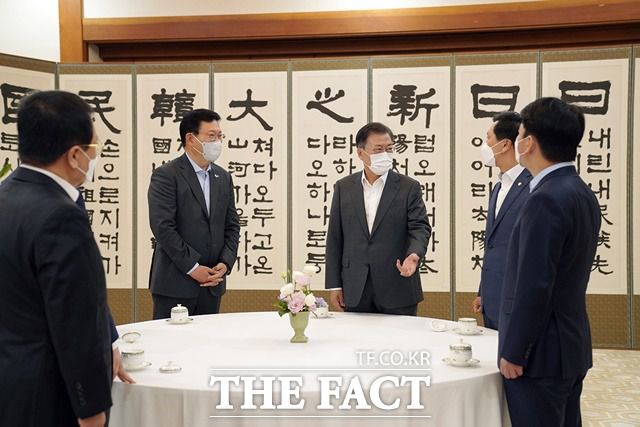 문재인 대통령이 26일 청와대에서 열린 여야 정당 대표 초청 대화에 참석해 사전 환담에서 김기현 국민의힘 대표 권한대행과 이야기를 나누고 있다. /청와대 제공