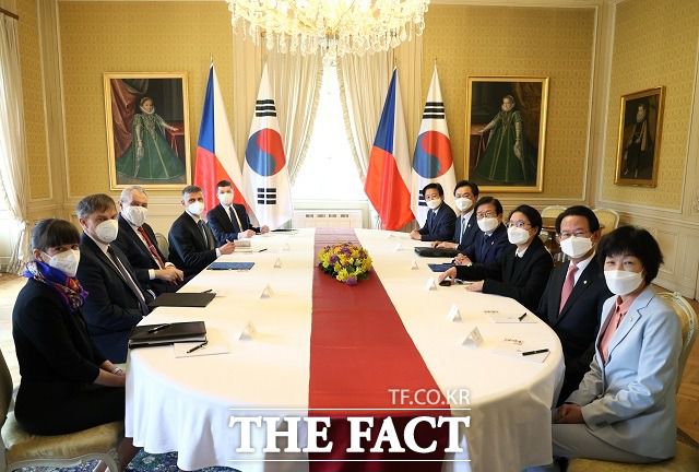 박병석 국회의장이 27일(현지시간) 프라하 대통령 관저에서 밀로시 제만 체코 대통령과 회담하고 있다. /국회 제공