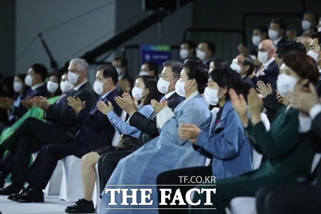 문재인 대통령과 부인 김정숙 여사가 30일 오후 서울 DDP에서 열린 '2021 P4G 서울 녹색미래 정상회의' 개회식에 참석해 축하공연 관람을 하며 박수를 치고 있다. /뉴시스