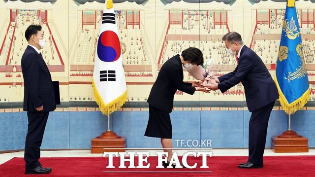 문재인 대통령이 1일 오후 청와대에서 김오수 검찰총장에게 임명장을 수여한 후 총장의 부인 천계숙 씨에게 정의를 의미하는 '락스퍼', 국민의 인권보호 및 사회적 약자를 배려 달라는 의미에서 '말채나무'와 '알스트로메리아', 신뢰를 의미하는 '아스타'로 구성된 꽃다발을 전달하고 있다. /뉴시스