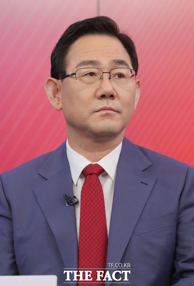 대구 지역 터줏대감인 주 후보는 다른 후보들을 향해 쎈 견제구를 날리기도 했다. 지난 1일 MBN스튜디오에서 열린 당대표 후보 토론회에 참석한 주 후보. /국회사진취재단