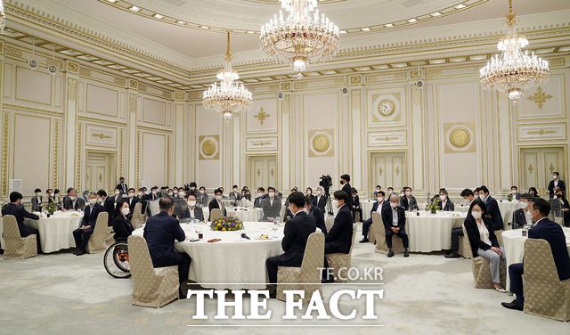 3일 오전 청와대 영빈관에서 문 대통령과 민주당 초선의원들이 간담회를 하는 모습. /청와대 제공