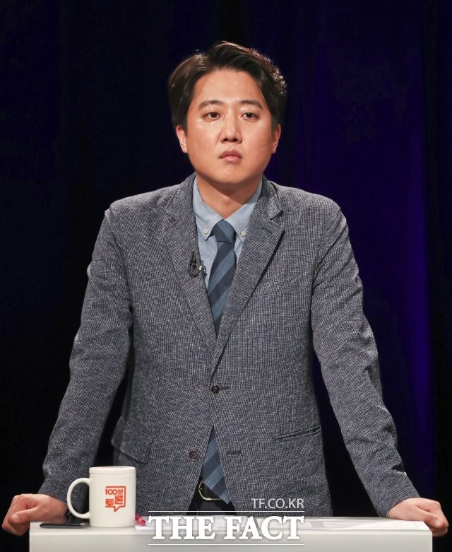 이 후보는 박근혜 전 대통령 탄핵론을 직접 꺼내 들며 "명예를 회복할 수 있도록 노력하겠다"고 말했다. 지난달 31일 '100분 토론' 생방송에 참석한 이 후보. /국회사진취재단