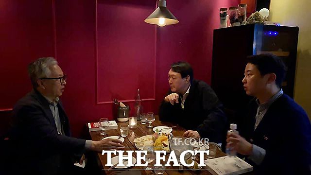 장 평론가는 앞으로도 윤 전 총장 행보와 동행할 것으로 보인다. 지난 2일 장 평론가가 공개한 윤 전 검찰총장이 모종린 연세대 국제대학원 교수와 만난 모습. /장예찬 시사평론가 페이스북 갈무리