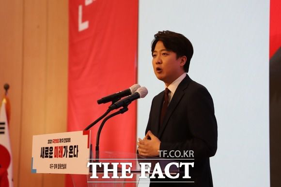 정치권은 대구에서 탄핵 문제를 꺼낸 이 후보가 윤 전 총장 활로를 만들었다는 평가를 내놨다. 지난 3일 대구엑스코에서 합동연설에 나선 이준석 후보. /박성원 기자