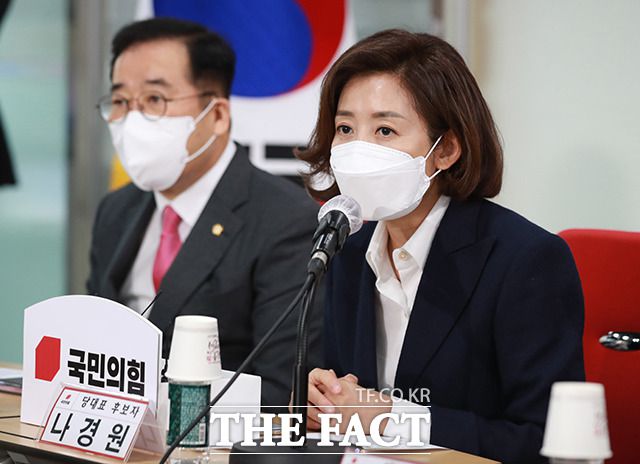 나경원 국민의힘 당대표 후보가 6일 김종인 전 비상대책위원장과 이준석 후보를 향해 "윤석열 전 검찰총장을 야권 대선 후보군에서 배제하는 '위험한 공감대'를 형성하고 있다"며 "분열을 자제해야 한다"고 주장했다./더팩트 DB