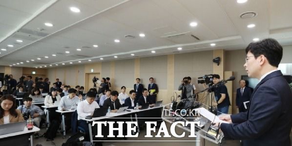 여환섭 법무부 검찰과거사위원회 수사권고 관련 수사단장이 2019년 6월4일 서울동부지검에서 김학의 전 법무차관의 뇌물수수 및 성범죄 의혹사건에 대한 중간수사 결과를 발표하고 있다./뉴시스