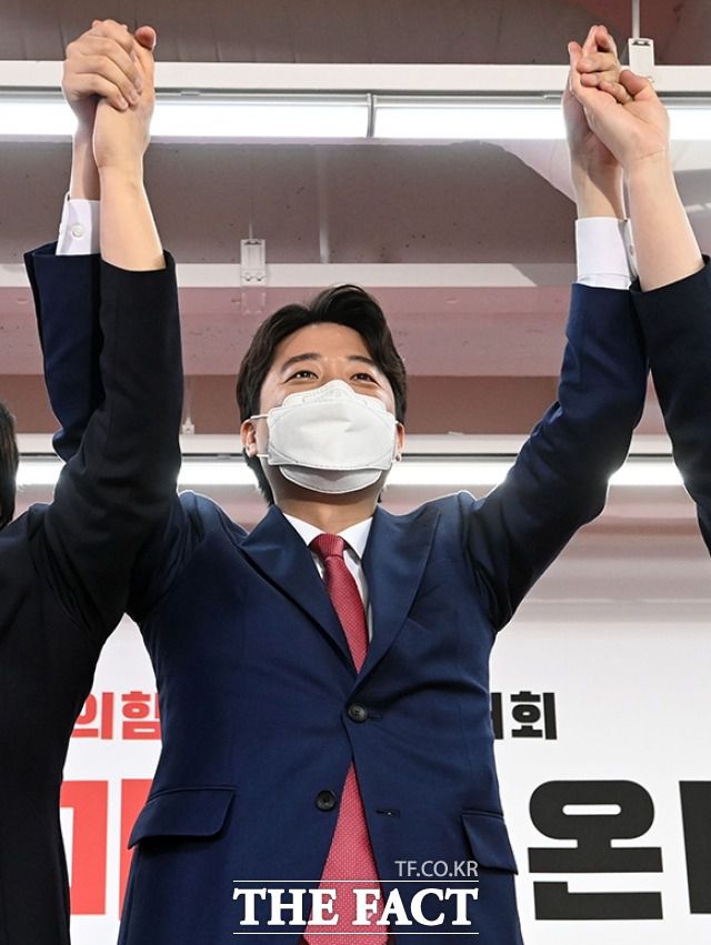 이 대표는 장외 대선주자들과 소통에 대해 "합당을 마무리하기 위해 안 대표와 소통이 가장 빨리 이뤄질 것"이라고 했다. /이선화 기자