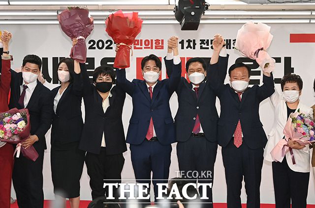 이준석 국민의힘 신임 당대표와 국민의힘 새 지도부가 11일 오전 서울 영등포구 여의도 국민의힘 중앙당사에서 열린 전당대회에서 인사를 하고 있다. 사진은 왼쪽부터 김용태 청년최고위원, 배현진 최고위원, 조수진 최고위원, 이준석 신임 당대표, 김기현 원내대표, 김재원 최고위원, 정미경 최고위원. /여의도=이선화 기자