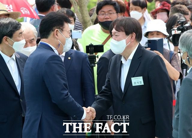 윤석열 전 검찰총장이 9일 서울 중구 남산예장공원에서 열린 독립운동가 우당 이회영 선생 기념관 개관식에 참석해 송영길 민주당 대표와 인사하고 있다. 이날 윤 전 총장은 대선 출마와 관련한 질문에 즉답을 피했다. /이동률 기자