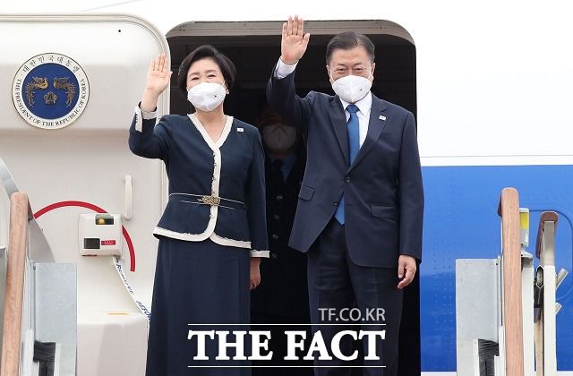 영국 G7 정상회의 및 오스트리아, 스페인 국빈방문을 위해 출국하는 문재인 대통령과 부인 김정숙 여사가 11일 오후 경기도 성남시 서울공항에서 전용기에 올라 손을 흔들고 있다. /뉴시스