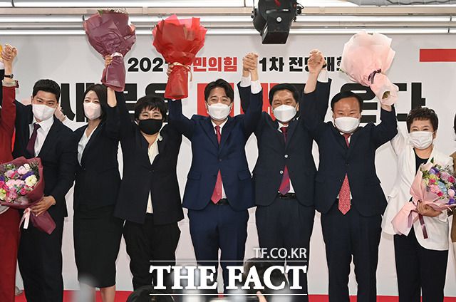 11일 국민의힘 새 지도부가 꾸러졌다. 사진은 왼쪽부터 김용태 청년최고위원, 배현진 최고위원, 조수진 최고위원, 이준석 신임 당대표, 김기현 원내대표, 김재원 최고위원, 정미경 최고위원. /이선화 기자