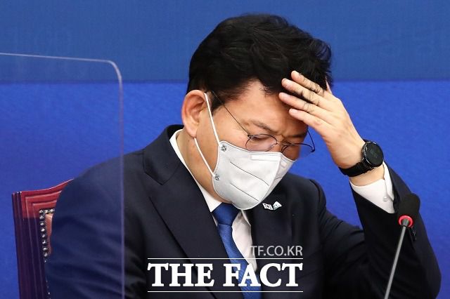 더불어민주당 지도부가 지난 8일 부동산 관련 의혹이 제기된 소속 의원 12명에 대해 탈당 권유 및 출당 등 초강경 조처를 했다. 이 중 일부 의원은 탈당에 반대하고 있어 내홍 조짐을 보이고 있다. 사진은 송영길 대표. /이선화 기자