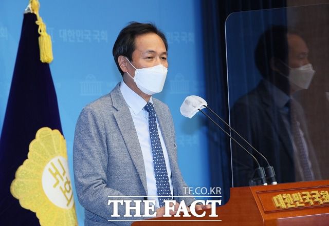 우상호 더불어민주당 의원이 8일 서울 여의도 국회 소통관에서 기자회견을 하고 있다. 그는 이 자리에서 "농지법 위반 소지 토지는 지난 2013년 6월 어머니가 돌아가셔서 묘지용으로 구입한 토지"라고 해명했다. /이선화 기자