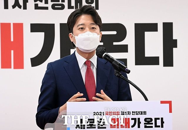 '이준석 현상'은 문재인 정부의 공정과 정의에 실망한 MZ세대의 정치 참여 열망이 반영된 것이란 분석이 나온다. 11일 수락연설하는 이 대표. /이선화 기자