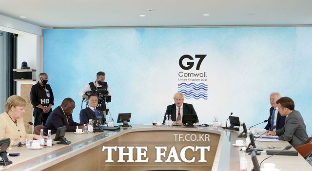문재인 대통령이 13일(현지시간) 영국 콘월 카비스베이에서 열린 '기후변화 및 환경' 방안을 다룰 G7 확대회의 3세션에 참석한 모습. G7 의장국 영국 보리스 존슨 총리 좌우에 각각 조 바이든 미국 대통령과 문 대통령이 앉아 있다. /청와대 제공