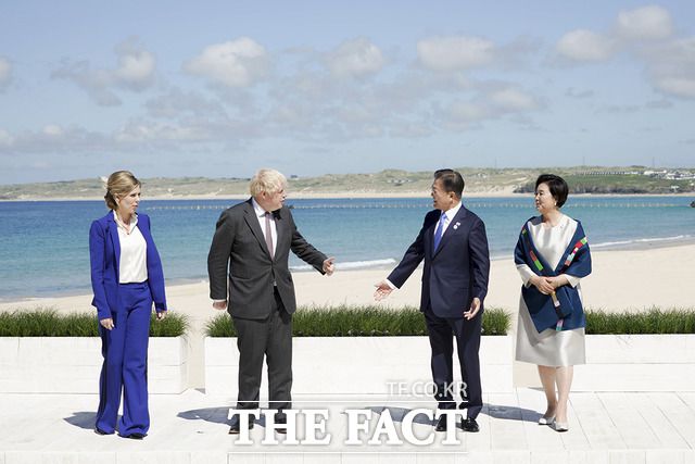 문재인 대통령과 부인 김정숙 여사가 12일(현지시간) 영국 콘월 카비스베이 해변 가설무대에서 열린 초청국 공식 환영식에 참석해 영국 보리스 존슨 총리와 부인 캐리 존슨과 기념촬영을 하고 있다. /청와대 제공