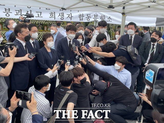 국민의힘 이준석 대표가 14일 오전 광주 동구 동구청 광장에 마련된 '광주 재개발 건물 붕괴 참사 희생자 합동분향소'를 찾아 조문한 뒤 기자회견을 하고 있다./광주=허지현 기자