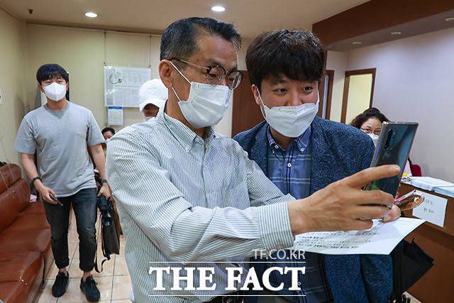 딱딱한 정장 아닌 자유로운 복장으로 시민들의 호감도 'UP~!'