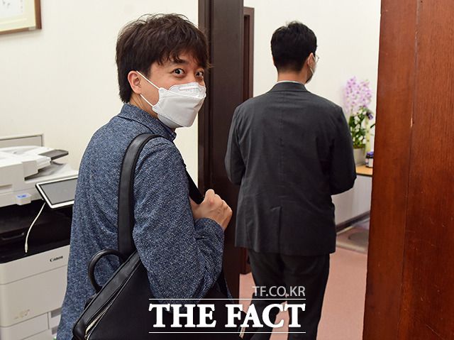 같은 옷 입고 국회에 출근한 이 대표. '패션만큼 틀에 얽매이지 않는 정치, 기대해주세요!'