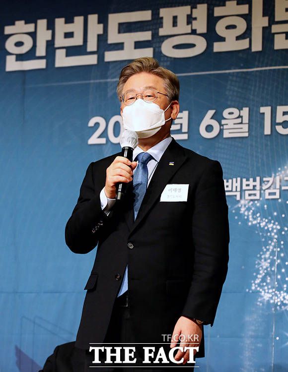 이재명 경기도지사가 15일 오후 서울 용산구 백범 김구 기념관에서 열린 '민주평화광장·성공포럼 공동 토론회'에 참석해 축사를 하고 있다. /국회사진취재단