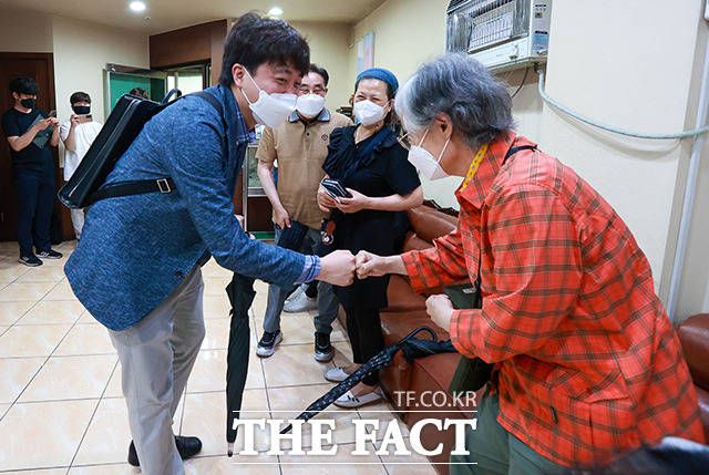 이날 오전 백신 접종을 위해 병원에 방문한 이준석 국민의힘 대표