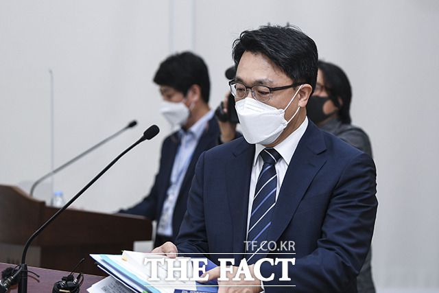 김진욱 공수처장이 17일 오후 경기도 과천 정부청사 5동 브리핑실에서 열린 기자회견에 참석하고 있다. /이동률 기자