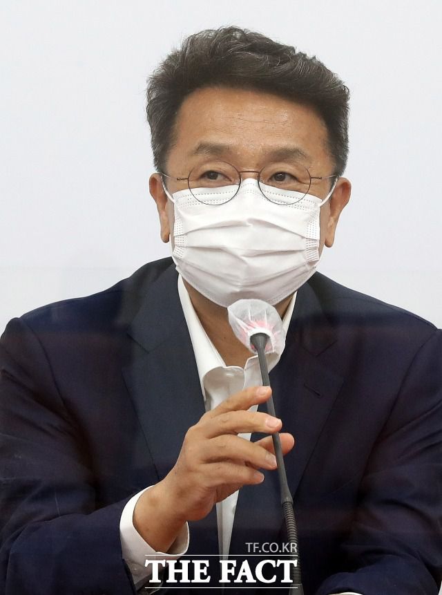 이철희 청와대 정무수석은 박성민 청년비서관 임명 논란이 뜨겁자 "당분간만이라도 시킬 만한 사람인지 지켜봐 달라"며 이후에도 논란이 될 경우 본인이 책임지겠다고 밝혔다. /이선화 기자