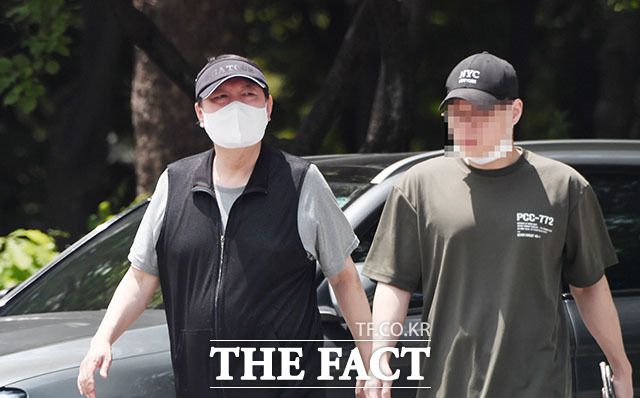 윤 전 총장(왼쪽)이 매헌 윤봉길 의사 기념관 사전 답사를 마치고 이동하고 있다. /이효균 기자