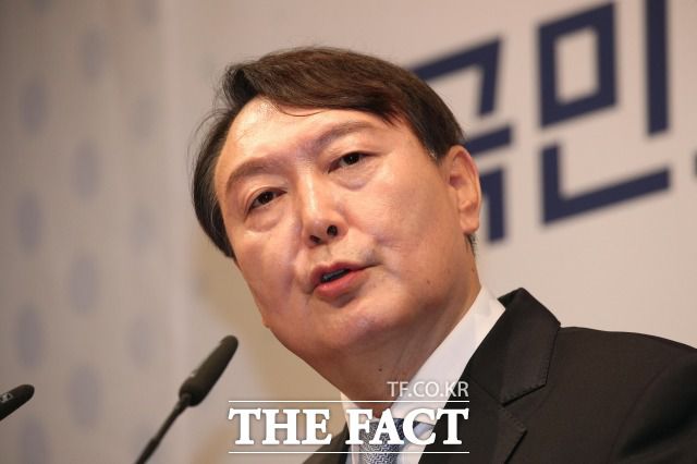 윤석열 전 검찰총장은 X파일 논란에 대해 "선출직 공직자에 대한 검증은 합당한 근거와 팩트에 기초해서 이뤄지는 것이 맞다"고 불쾌감을 드러냈다. /이선화 기자