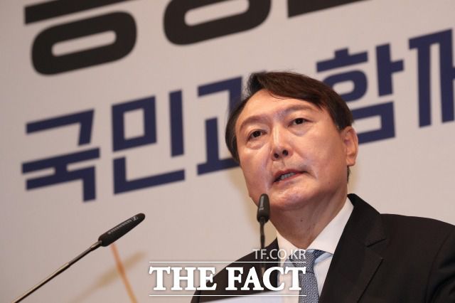 윤석열 전 검찰총장은 국민의힘과 일부 가치에 대해 공감대를 드러내면서도 합당 문제에 관한 물음에 "답하기 어렵다"며 말을 아꼈다. /이선화 기자