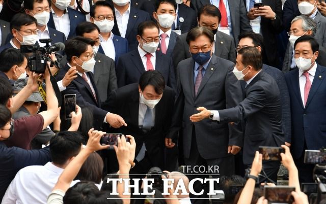 이날 윤 전 총장 행사에는 20여명에 달하는 국민의힘 의원들이 대거 참석하기도 했다. 윤 전 총장은 경제·부동산에 대한 비전을 일부 제시했다. /이선화 기자