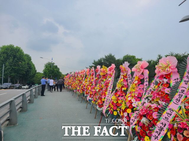 윤 전 총장이 정치 선언에 나서는 매헌 윤봉길 기념관 주변엔 화환 행렬이 줄을 이었다. /문혜현 기자