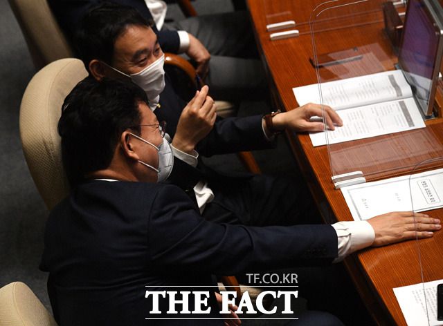 송영길 대표와 대화하는 김용민 의원(사진 위). 이날 본회의장에서 김용민 의원도 윤석열 전 총장의 대선 출마 선언과 관련해 의원실 관계자와 SNS 메시지에 대해 논의를 했다.