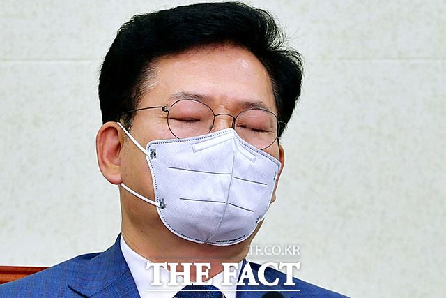 송영길 민주당 대표는 윤석열 전 검찰총장 대선 출마 선언 기자회견에 대해 "일단 오늘 출마한 날이니까 축하드리고, 국민 검증 잘 받으시길 바라겠다"고 밝혔다. /이선화 기자