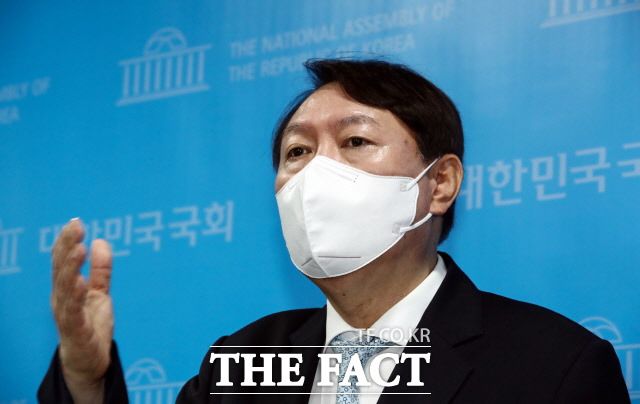 야권 유력 대선 후보인 윤 전 총장은 이동훈 전 대변인의 금품수수 연루 의혹 등에 관해 "특별히 드릴 말씀 없다"고 일축했다.