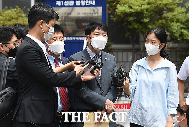 2일 의정부지방법원 앞에서 윤석열 전 검찰총장의 장모 변호를 맡은 변호인이 취재진 질의에 답하고 있는 모습. /이새롬 기자