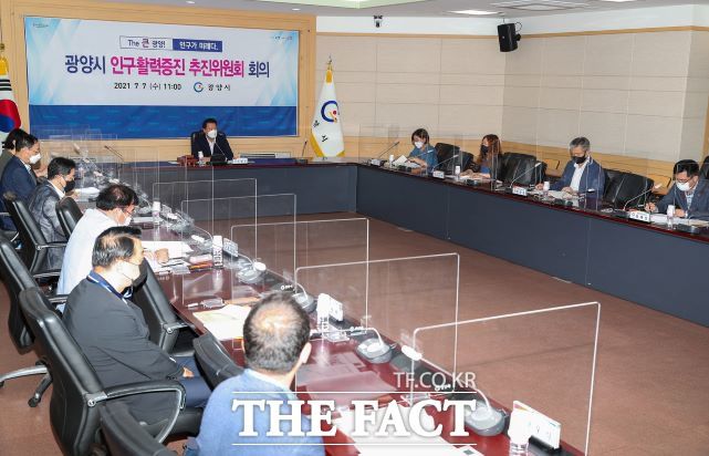 광양시는 7일 시청 상황실에서 ‘인구활력증진 추진위원회’를 개최했다. 지역 인구구조 변화에 대한 현실을 진단하고 포스트 코로나 시대에 맞춘 구체적 대응방안을 모색하기 위해 각 분야 전문가들이 광양시 인구정책에 대한 심의와 자문을 하는 자리이다. /광양시 제공