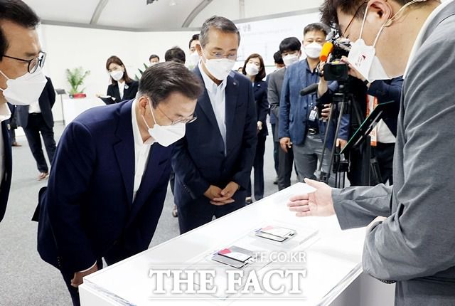 문재인 대통령이 8일 충북 LG에너지솔루션 오창 제2공장에서 열린 K-배터리 발전전략 보고 행사에 앞서 관련 전시물을 관람하고 있다. /뉴시스