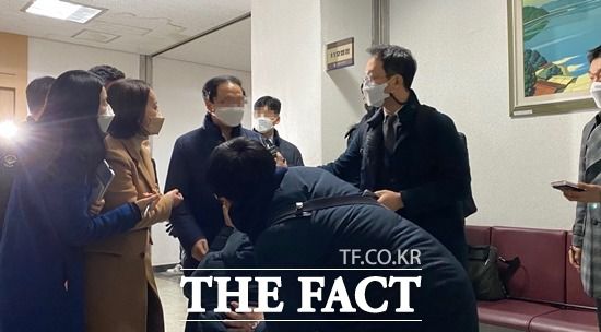 지난해 대구 신천지교회 관련 집단감염 사태때 신천지 대구교회 교인 명단을 고의로 누락해 제출한 혐의로 재판에 넘겨진 신천지 대구교회 관계자들에게 무죄가 선고됐다. 신천지 대구교회 지파장A씨가 무죄선고 후 법정 밖에서 기자들의 질문을 받고 있다./더팩트DB